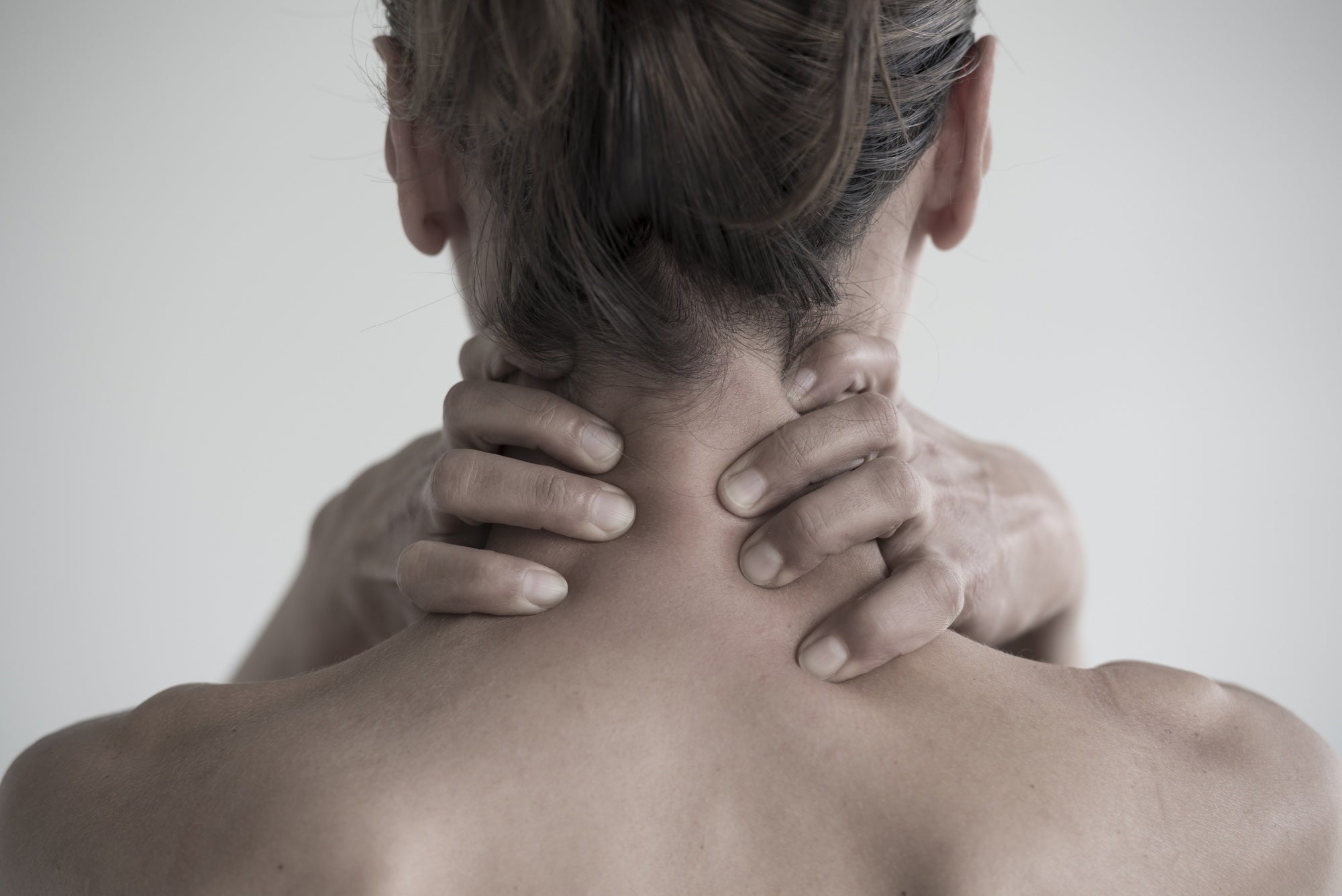 Nuque bloquée : que faire immédiatement pour soulager la douleur ?
